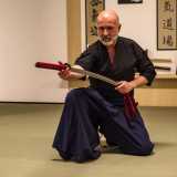 ...unico insegnante di estrazione della spada giapponese di Bari, che da otto anni � attivo nella palestra Waka Ki Dojo di viale Einaudi